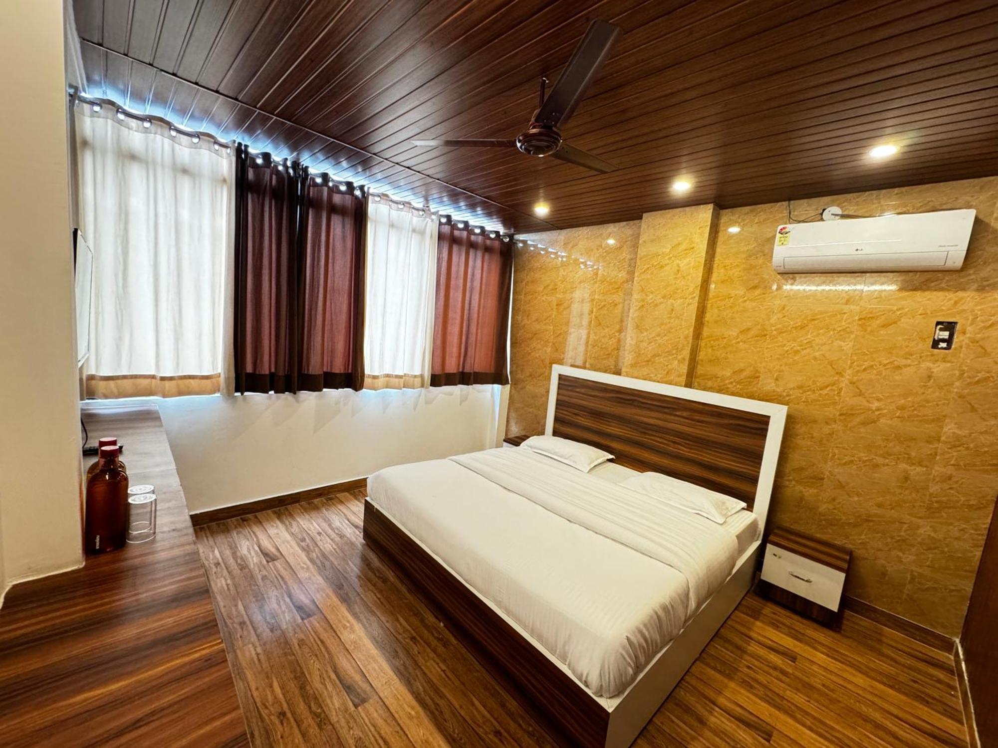 Hotel Walk Inn ฟารีดาบัด ภายนอก รูปภาพ