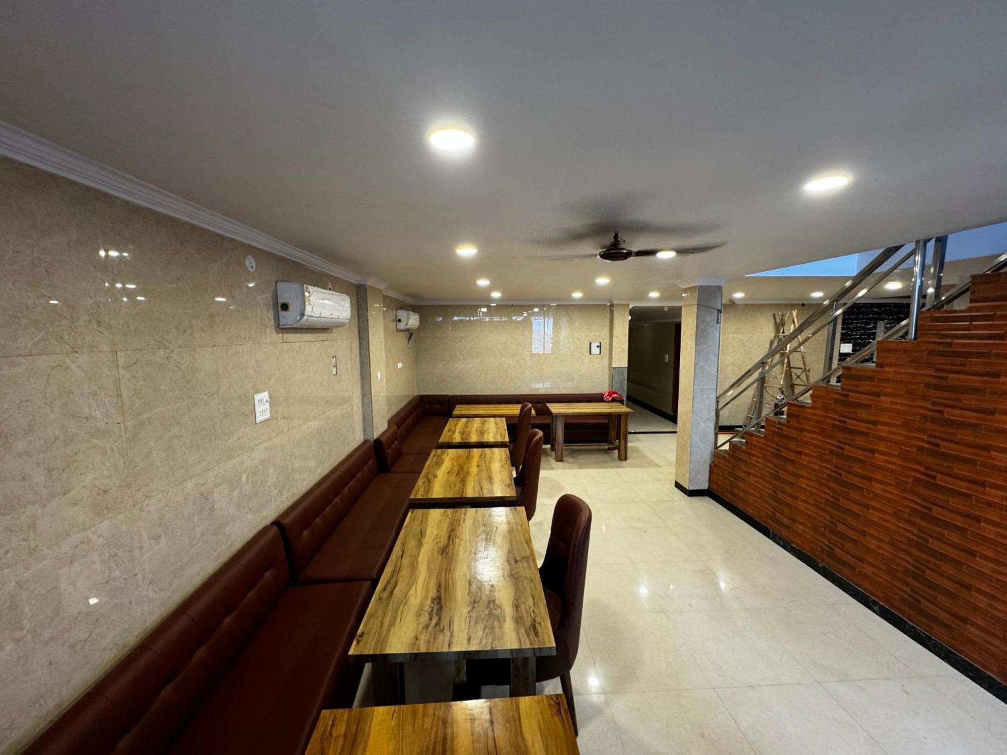 Hotel Walk Inn ฟารีดาบัด ภายนอก รูปภาพ