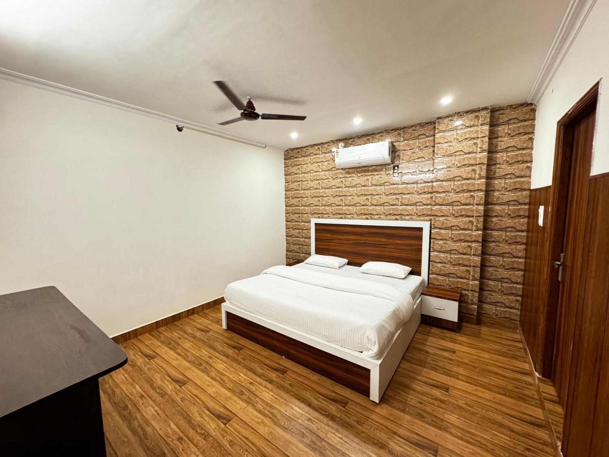 Hotel Walk Inn ฟารีดาบัด ภายนอก รูปภาพ